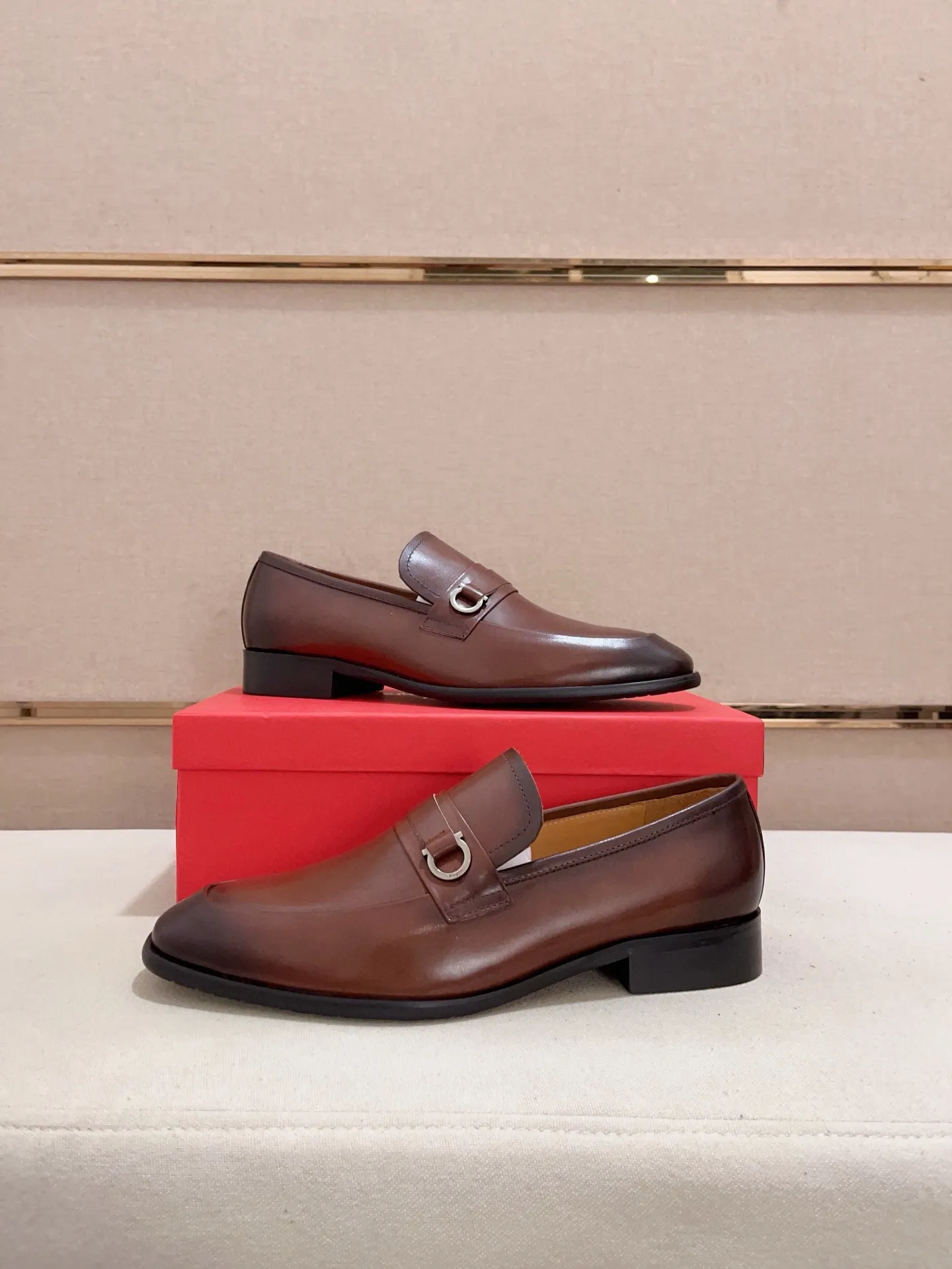 Men's shoes💰: 540💰 High version Ferragamo quality! 🆕🆕Exclusive hot-selling products in stock🔥🔥New products on the shelves, high-quality shoes, high-end driving shoes, with complete packaging! 💪 💪 Material: imported patented cowhide 🐂 + imported high-quality water-dyed cowhide lining + wear-resistant outsole 👍🏻👍🏻 Features: high-end and comfortable, purely handmade 🚀 🚀 Create the perfect shoes that suit you best 🔥 🔥 Size: (38-44) Can be customized 45 non-returnable!